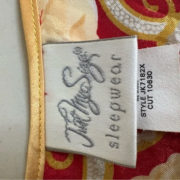 Red Graphic 3/4 Sleeve sleepwear - Picture 3 of 3